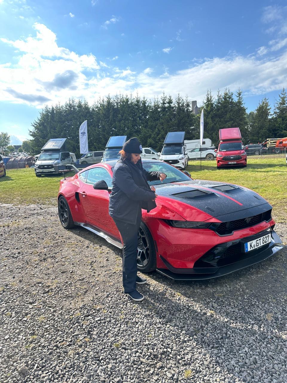 Angelica Cosentino em visita ao espaço Ford Racing em Nürburgring